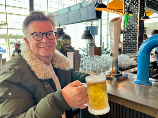 Lille P med en øl ved baren